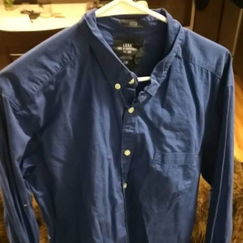 H&M fitted blue button down shirt